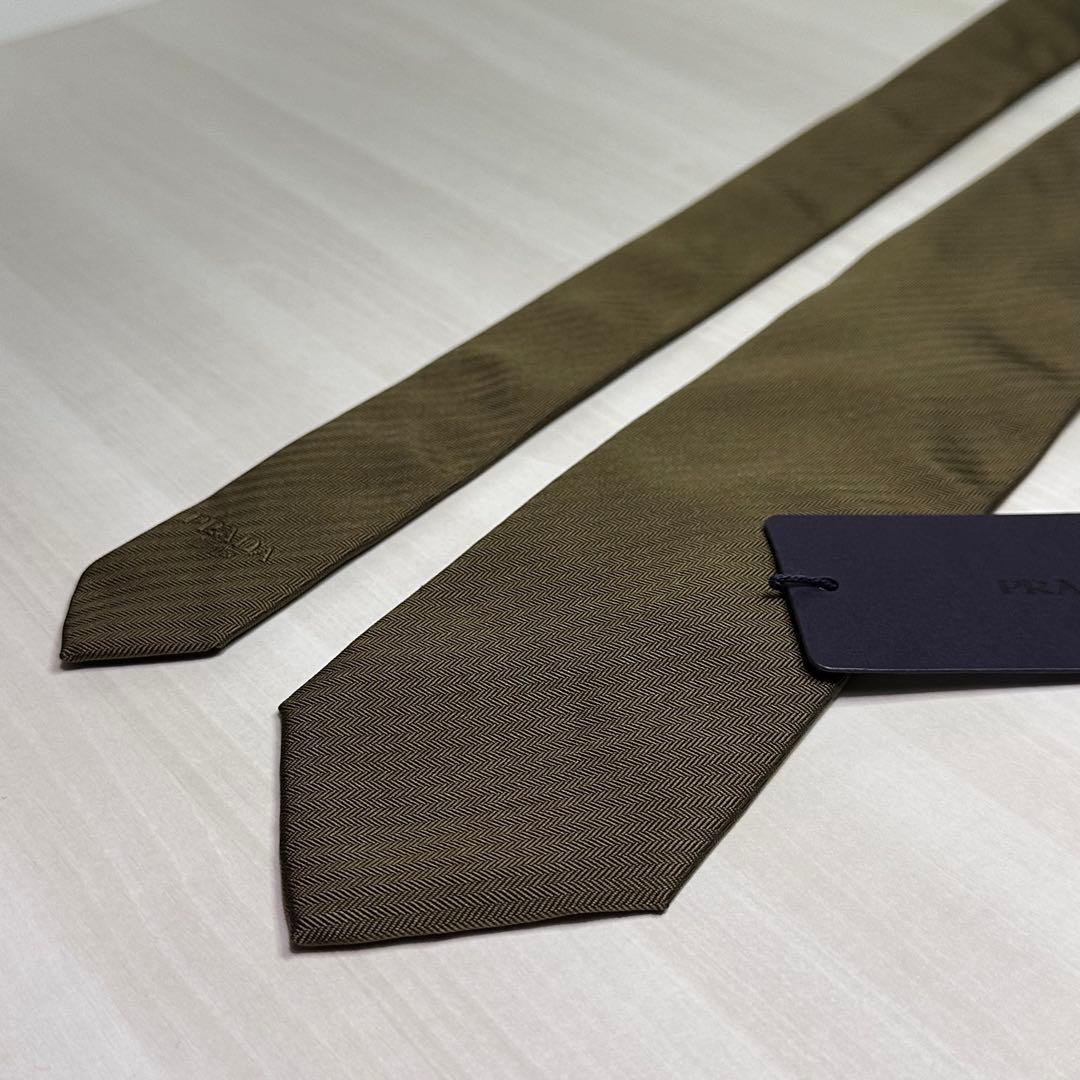 新品タグ付き☆プラダ☆ネクタイ☆カーキ☆ブラウン☆無地☆ヘリンボーン☆518