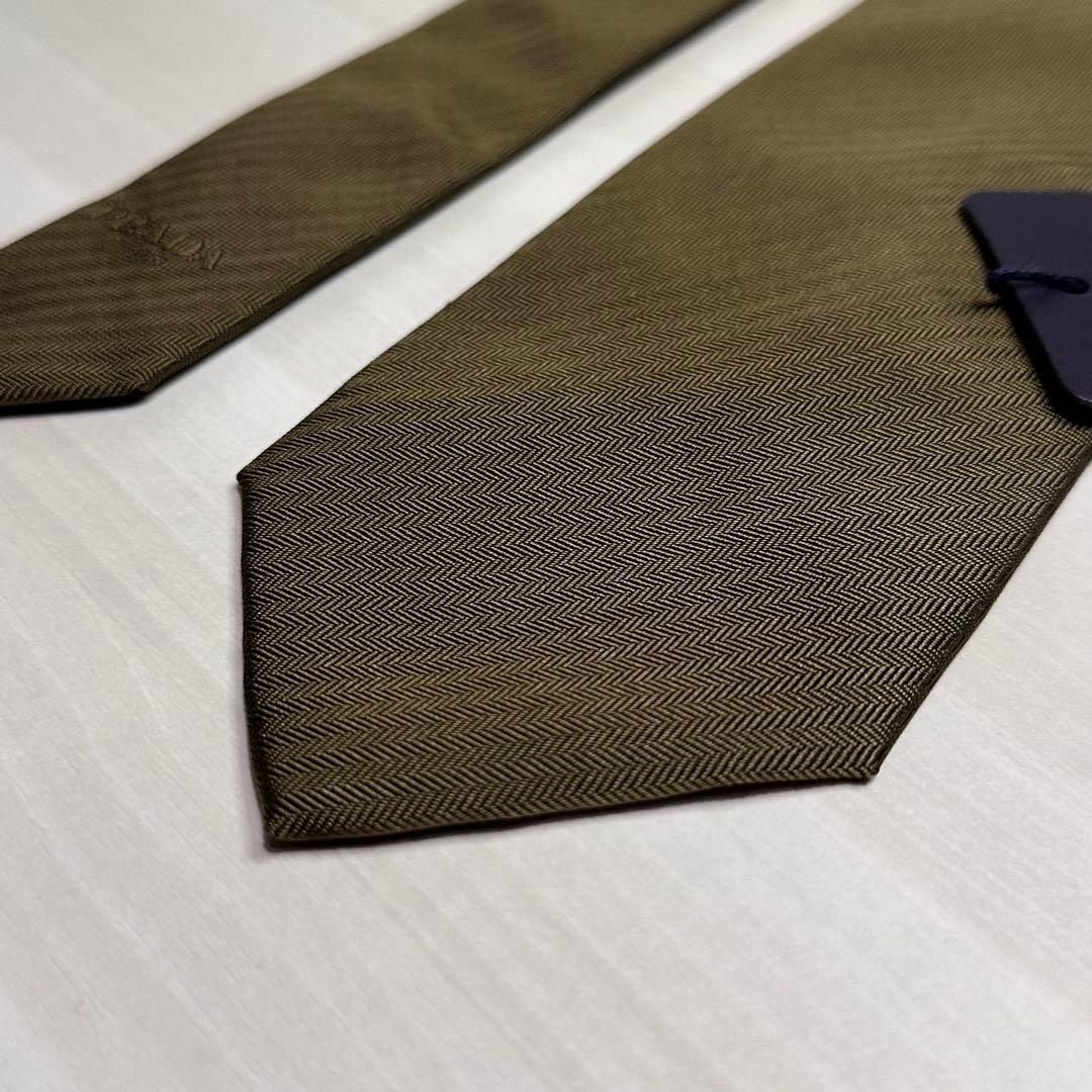 新品タグ付き☆プラダ☆ネクタイ☆カーキ☆ブラウン☆無地☆ヘリンボーン☆518