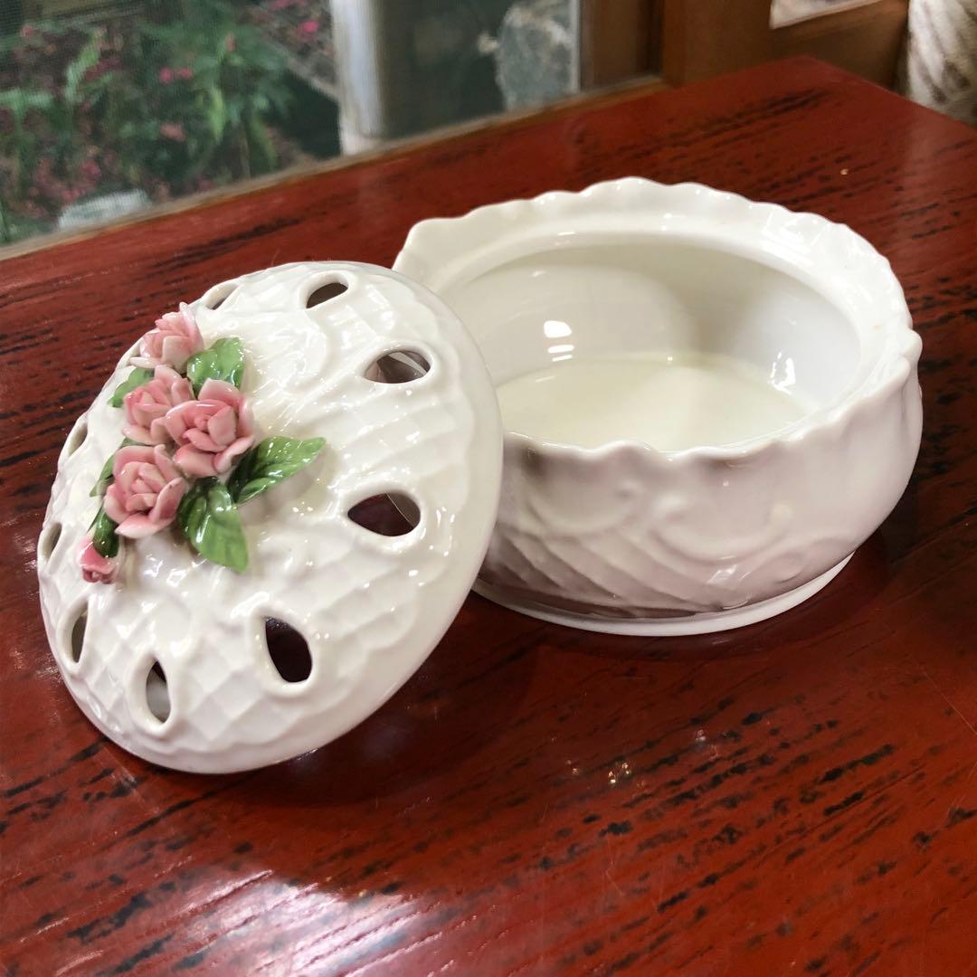 陶器製白いレースと薔薇彫刻のアンティーク小物入れハート型アロマポット 3個セット