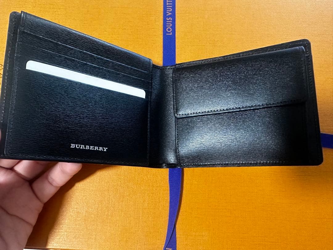ゆ*う様 【未使用品】BURBERRY 黒 レザー 二つ折り財布