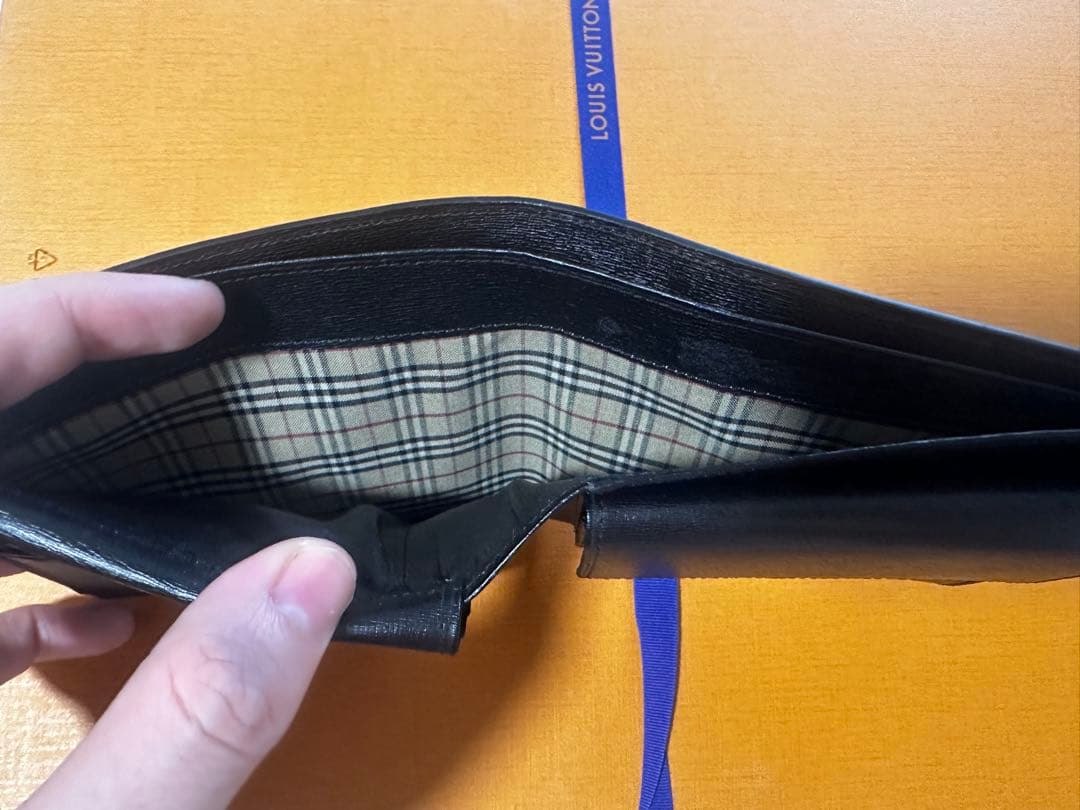 ゆ*う様 【未使用品】BURBERRY 黒 レザー 二つ折り財布