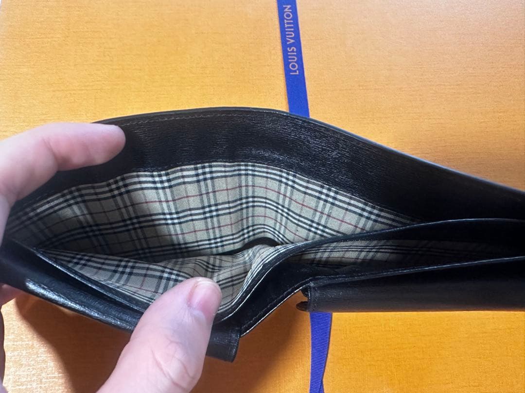 ゆ*う様 【未使用品】BURBERRY 黒 レザー 二つ折り財布