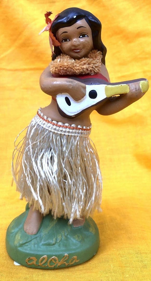 ハワイアンウクレレを持つ女性像　置物