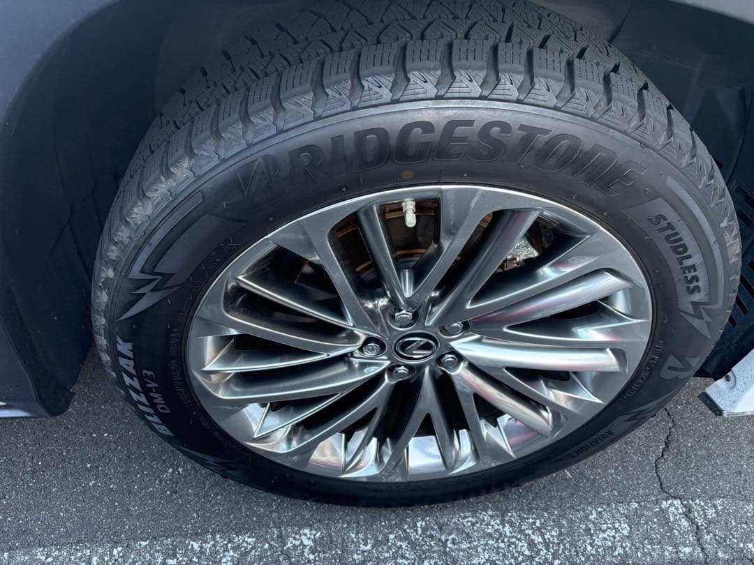 ブリジストンBLIZZAK DM-V3 235/55R20 タイヤのみ