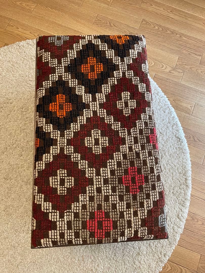 キリムを使った木製収納付きスツール