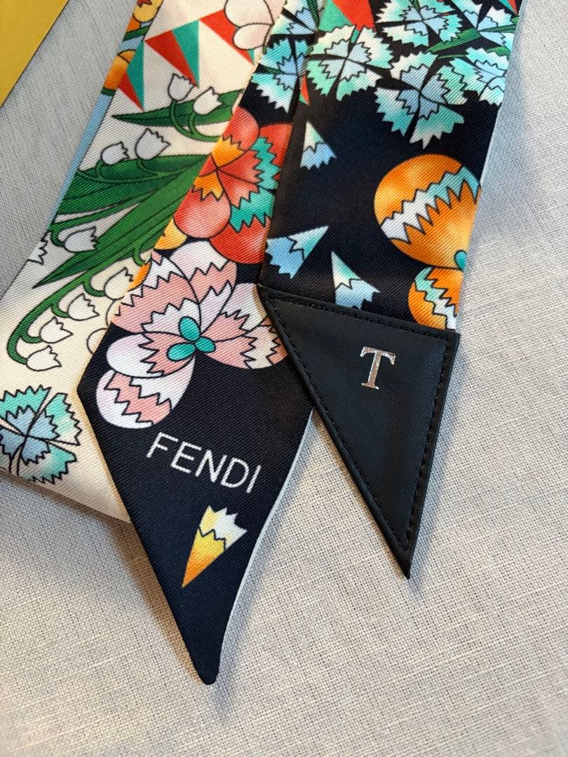 FENDI フラワー柄 シルクスカーフ 箱付き