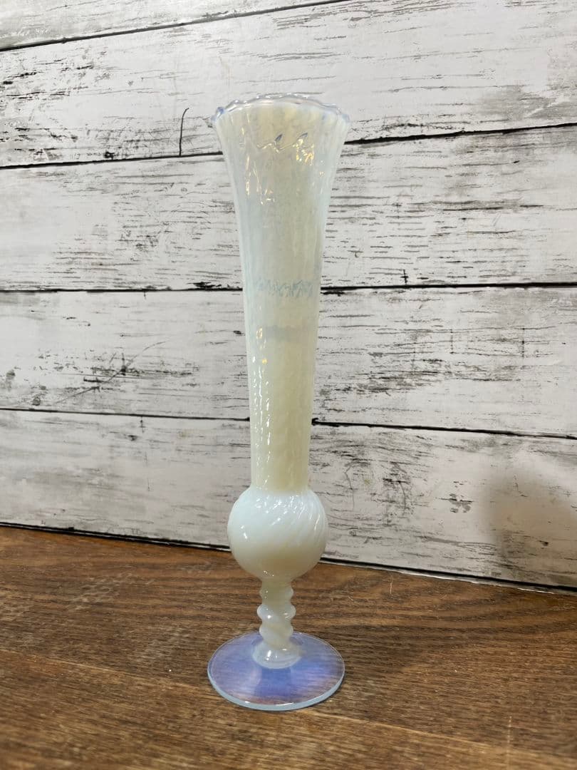 フランスアンティーク オパールセントガラスの花瓶 フリル 一輪挿し