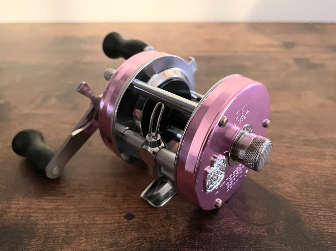 ABU Ambassadeur 5500Cアンバサダー サイモンシモムラ ピンク