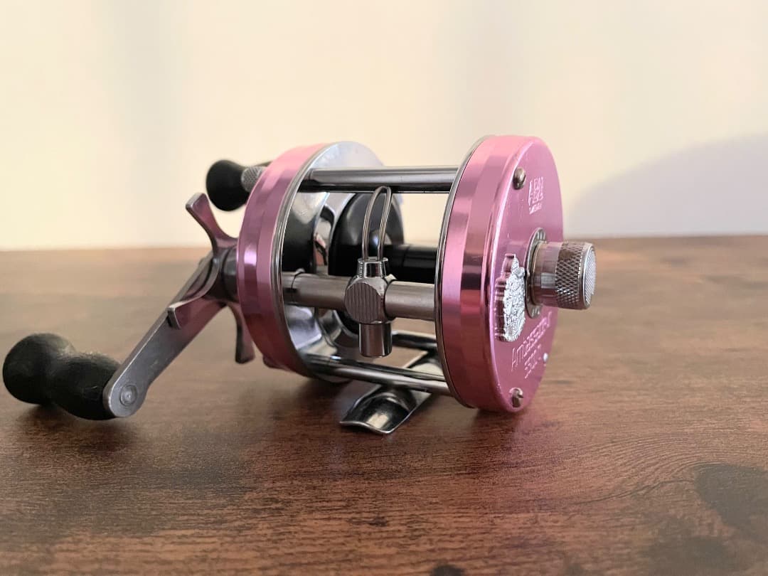 ABU Ambassadeur 5500Cアンバサダー サイモンシモムラ ピンク