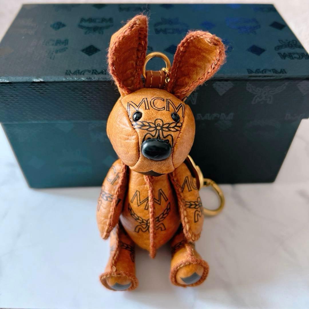 MCM レザーうさぎチャーム