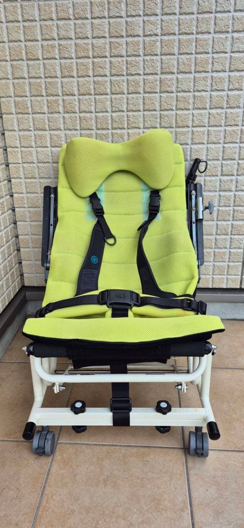 座位保持椅子 ライムグリーン 木製テーブル付き