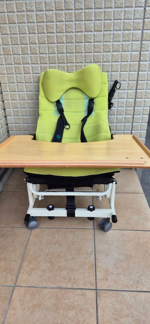 座位保持椅子 ライムグリーン 木製テーブル付き