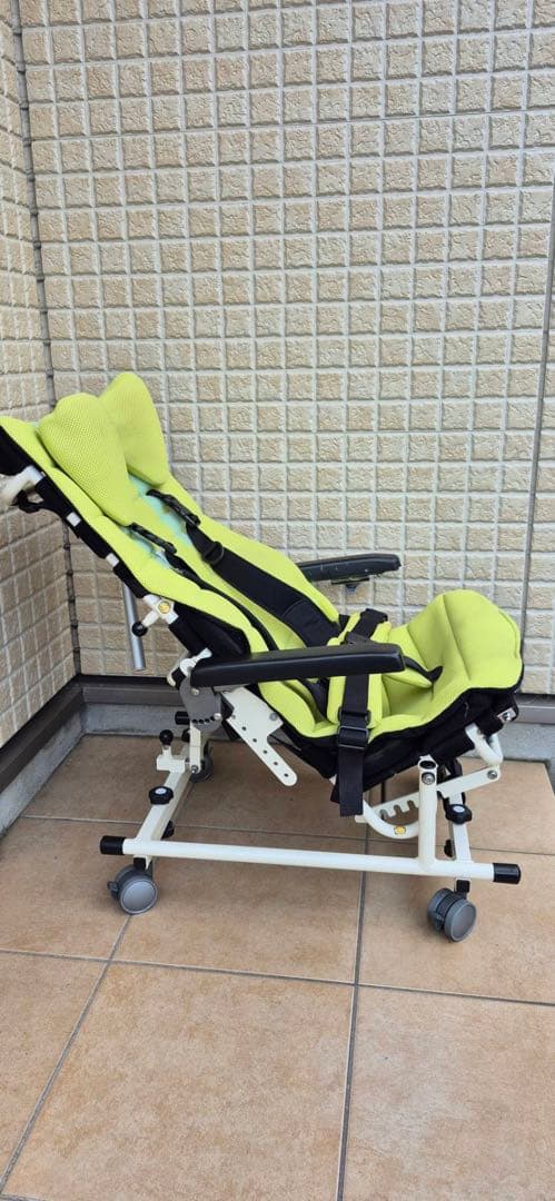 座位保持椅子 ライムグリーン 木製テーブル付き