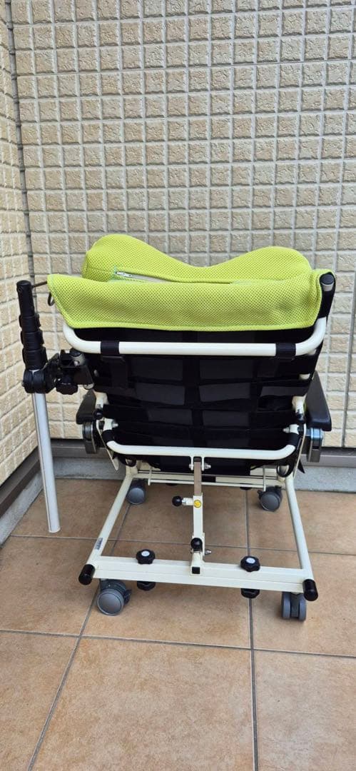 座位保持椅子 ライムグリーン 木製テーブル付き