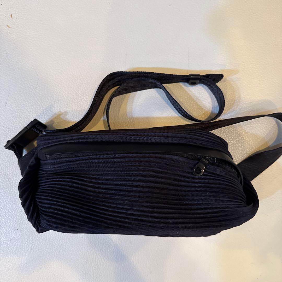 PLEATS PLEASE ブラック ボディバッグ