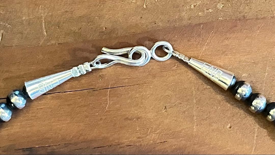 エリッカニコラスビケイ ENB ナバホパールネックレス5mm/45cm　燻タイプ