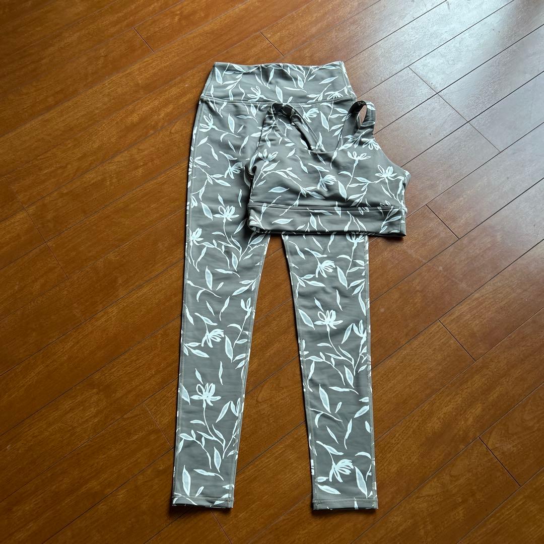 emmi yoga.ヨガウェアセット.花柄.グレー×ホワイト.1サイズ