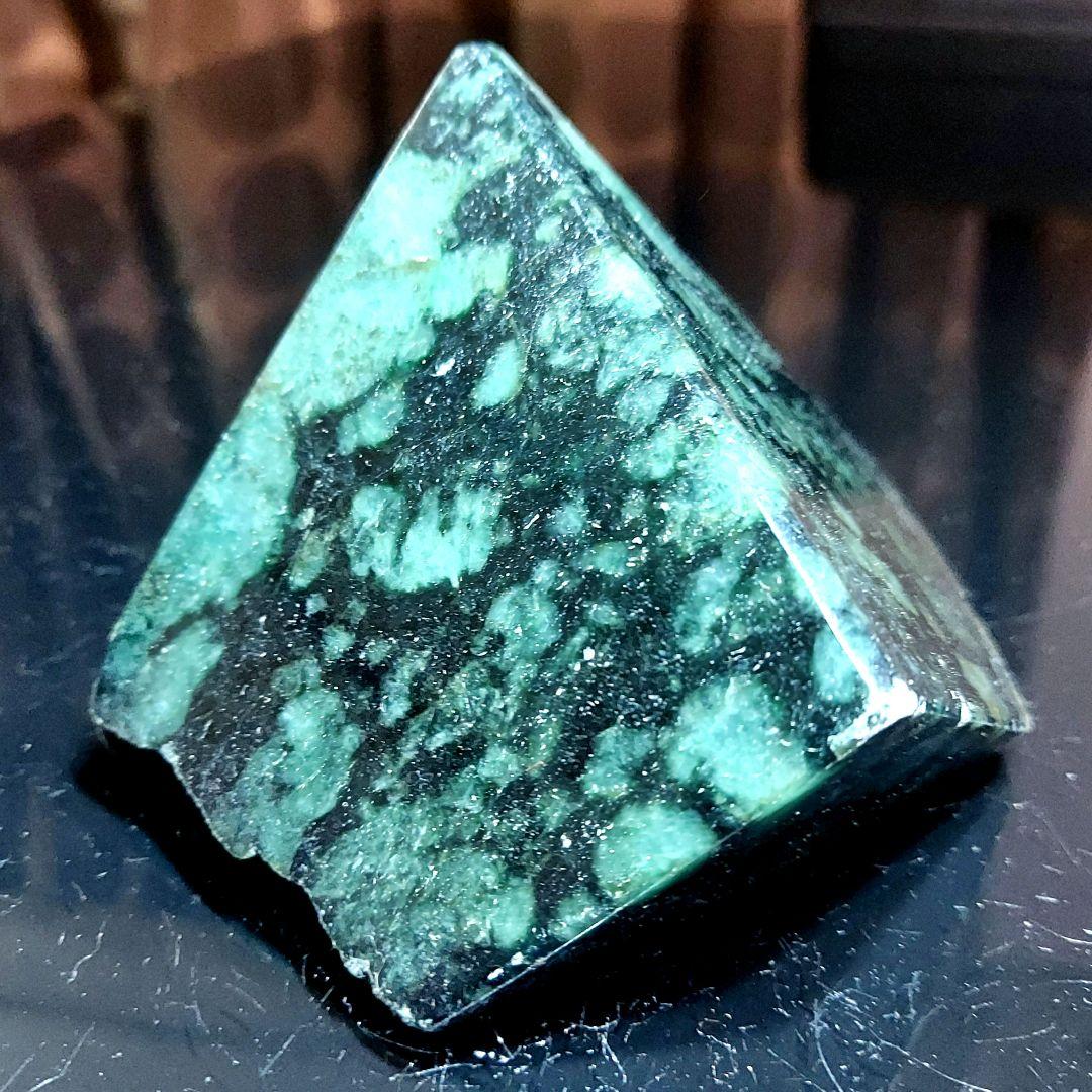 黒とグレーのマーブル模様が渋くかっこいい JADEITE本翡翠 4面磨き 546