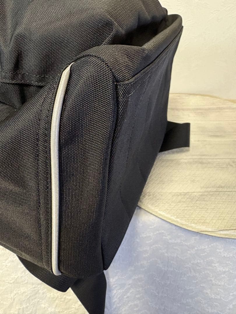 美品　marimekko ブラック バックパック