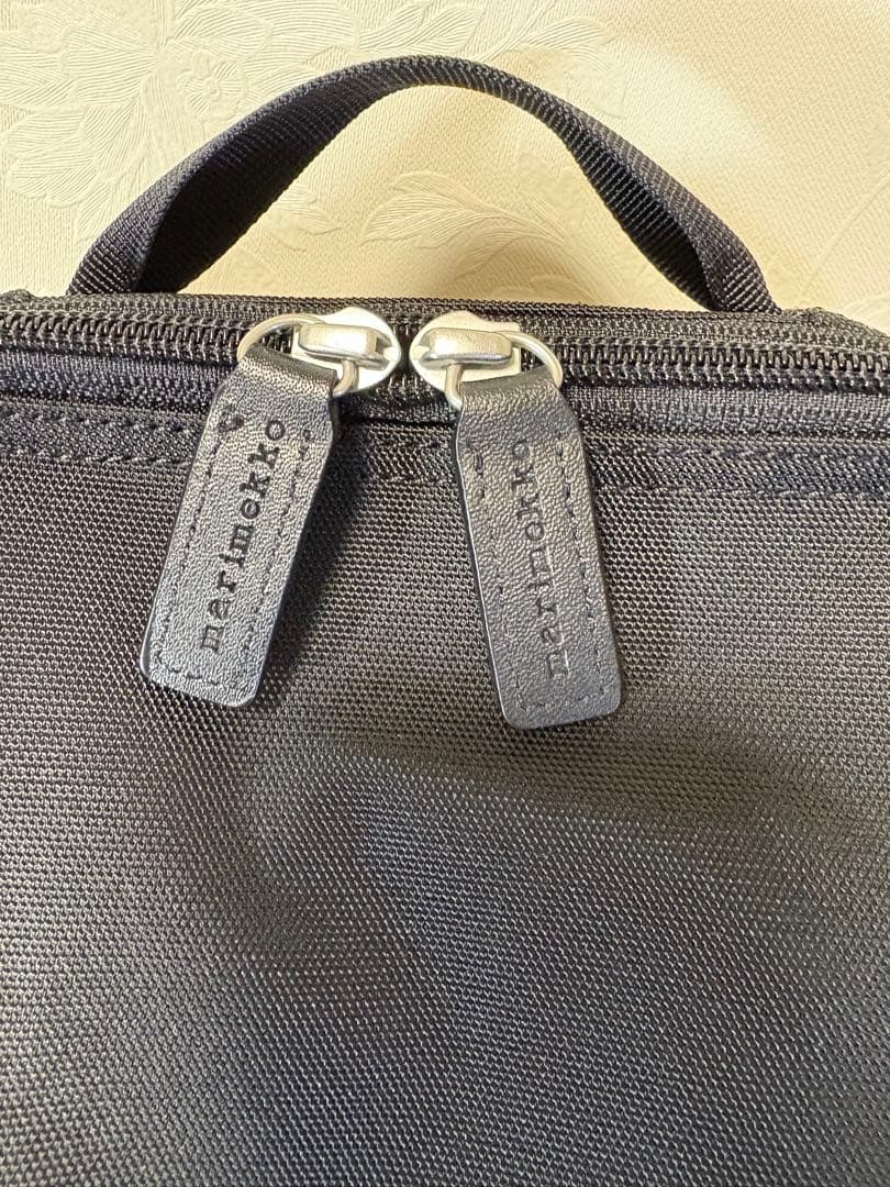 美品　marimekko ブラック バックパック