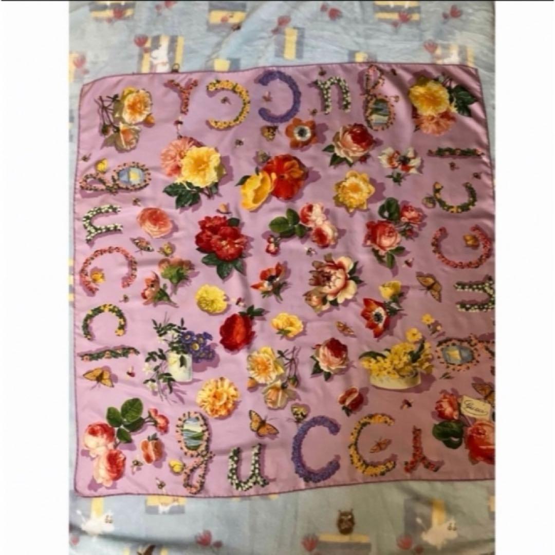 グッチ　大判　スカーフ　ピンク　綺麗な花々と可愛い蝶、蜜蜂　繊細な模様が素敵