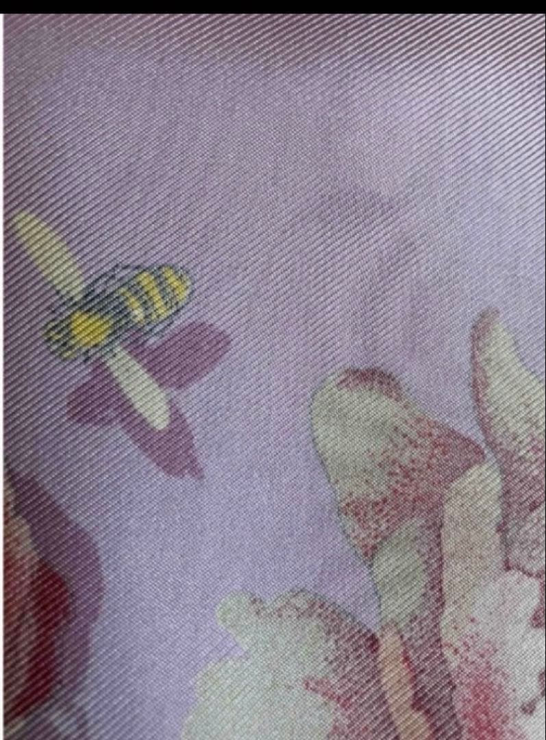 グッチ　大判　スカーフ　ピンク　綺麗な花々と可愛い蝶、蜜蜂　繊細な模様が素敵