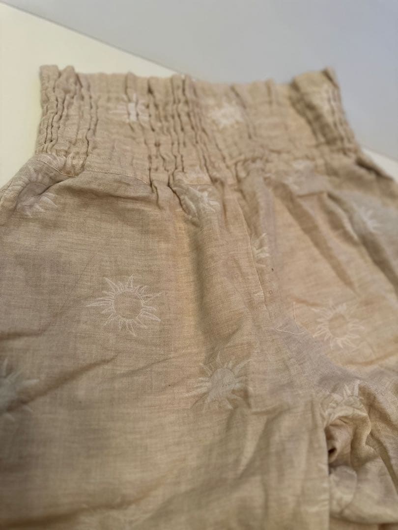 MALI RAJ ベージュ 太陽模様 パジャマセット