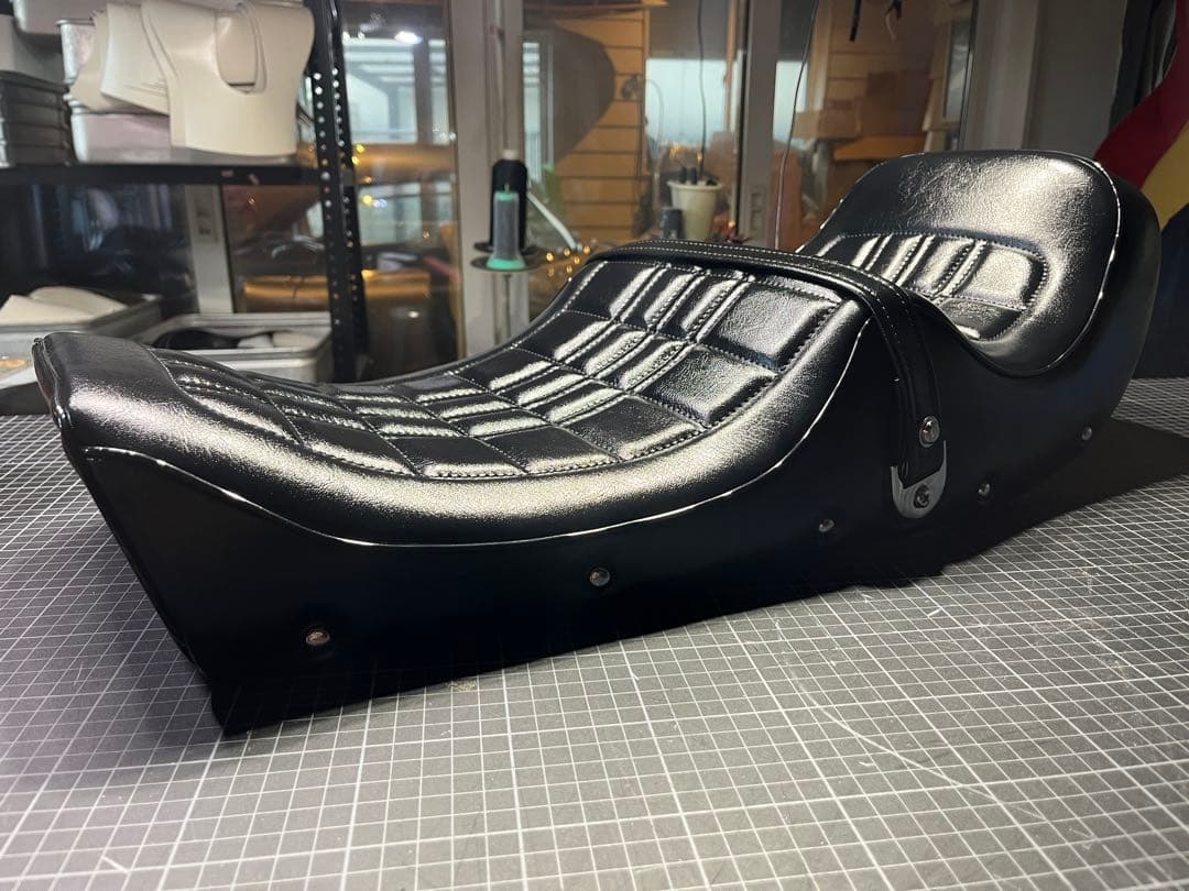 黒艶Z400FXダブルアンコ抜きシートゲルザブ加工BEET金ロゴ鋲付き