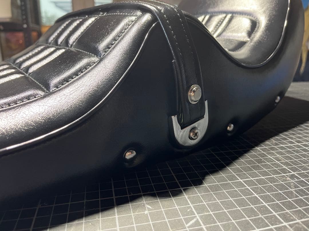 黒艶Z400FXダブルアンコ抜きシートゲルザブ加工BEET金ロゴ鋲付き