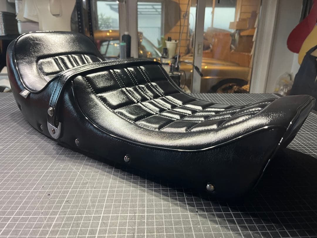 黒艶Z400FXダブルアンコ抜きシートゲルザブ加工BEET金ロゴ鋲付き