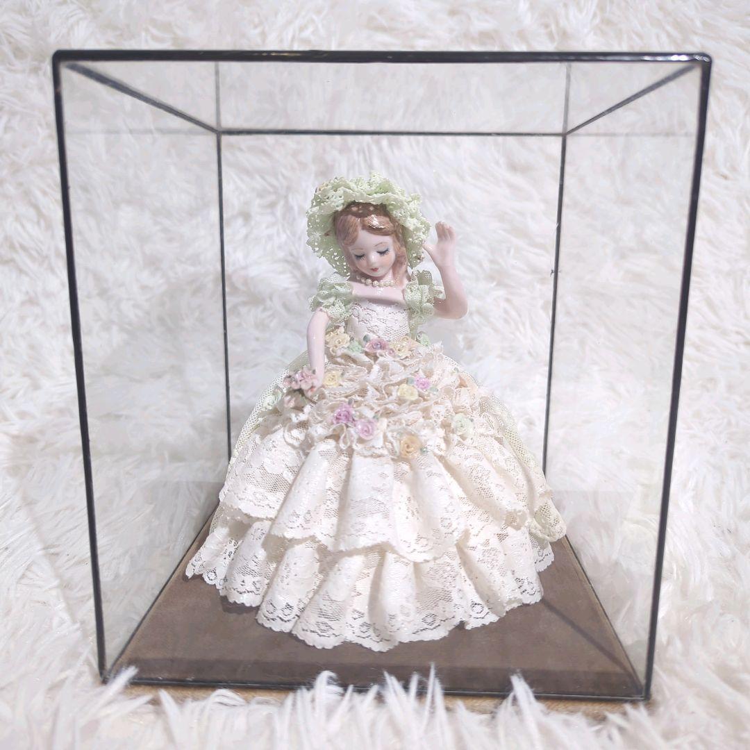 〈クリアケース付き〉アイリッシュドレスデン 花飾りの貴婦人 フィギュリン