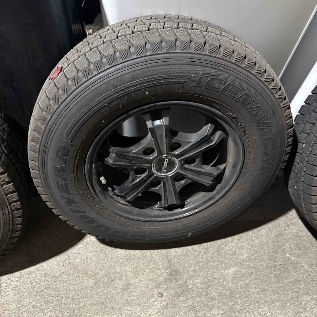 ハイエース　スタッドレスタイヤアルミセット東京都引き取り限定flex