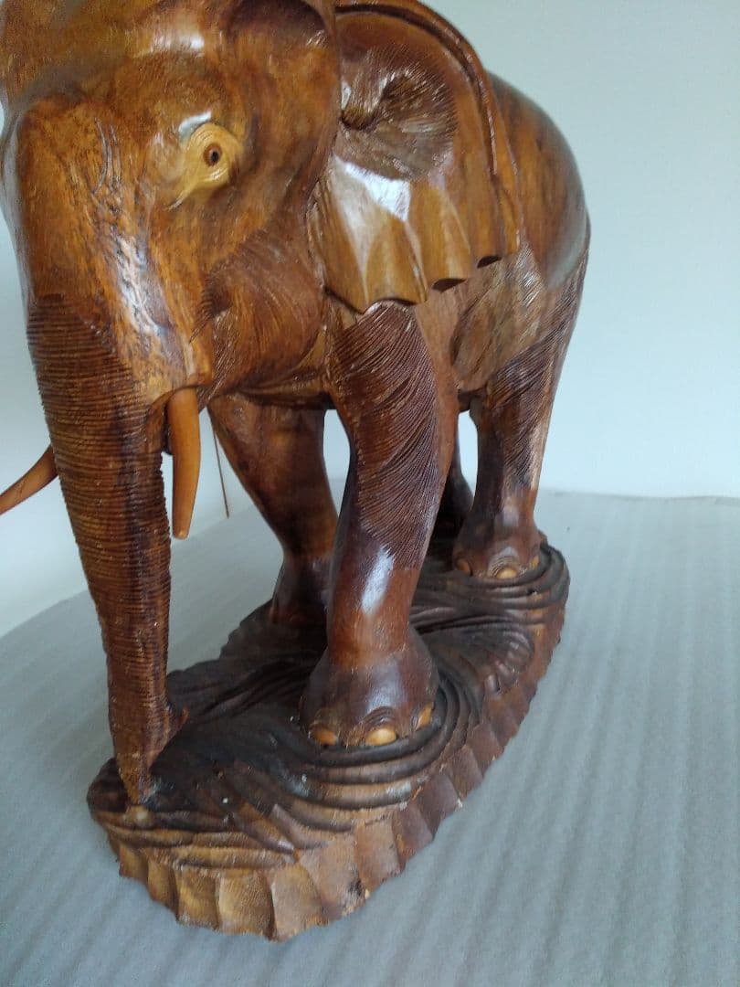 木彫りの大きい象チーク材