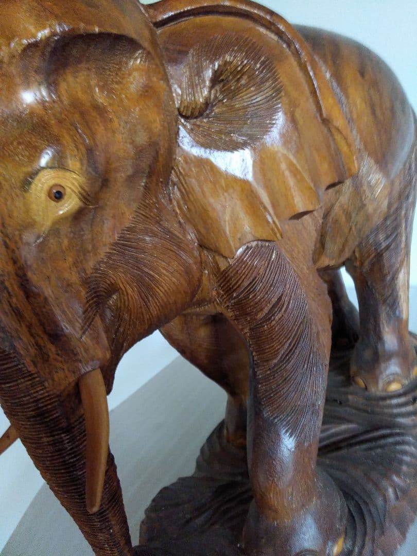 木彫りの大きい象チーク材