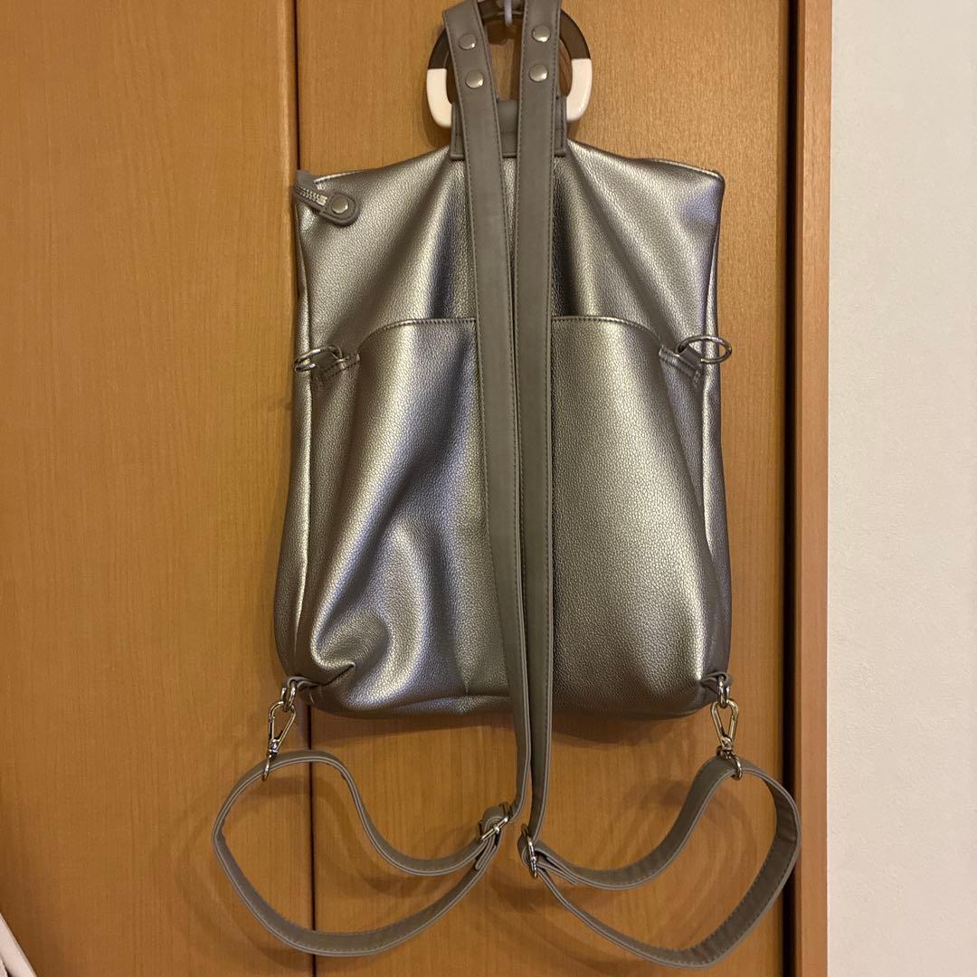 イアパピヨネ　Dリュックマルチウェイバッグ　ダークシルバー