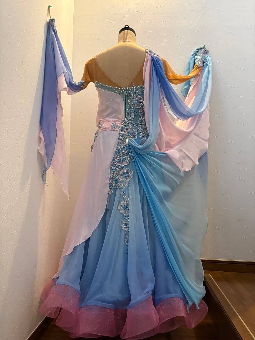 社交ダンス　Sapiel のブルーとピンクのグラデーションドレス
