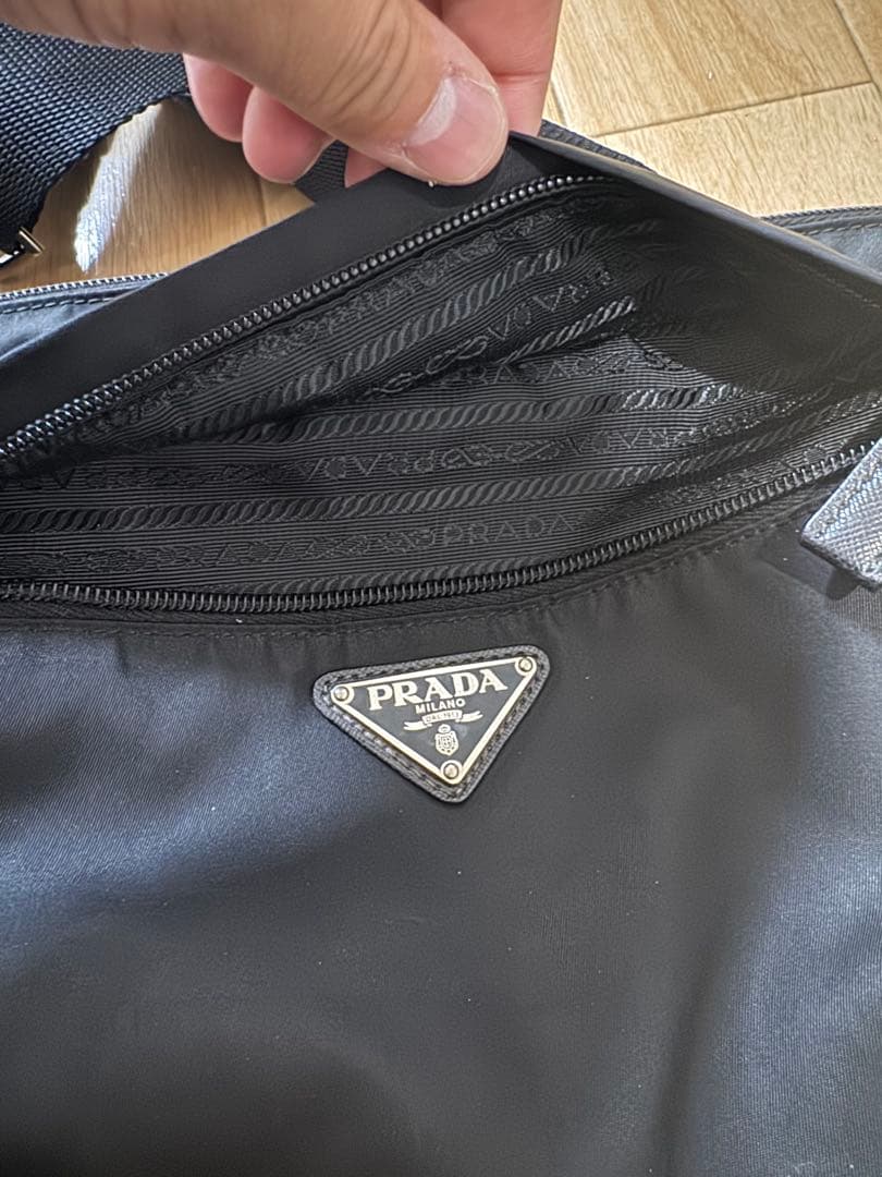 プラダ メッセンジャーバッグ　サフィアーノ