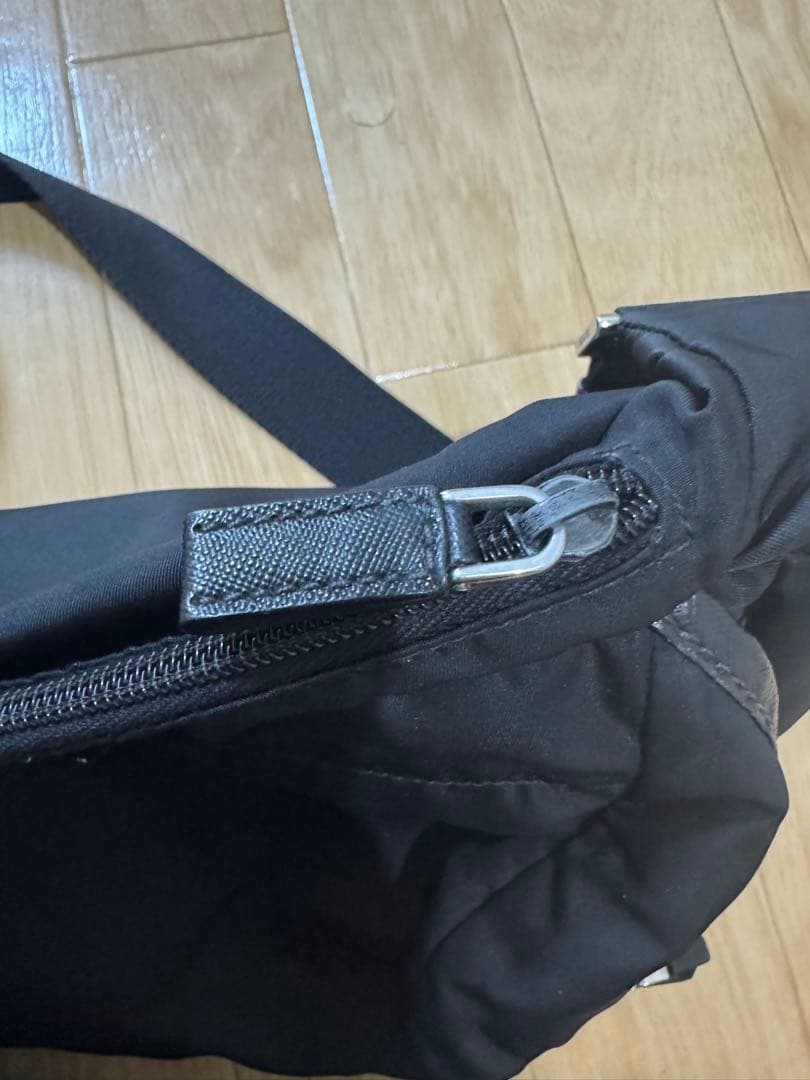 プラダ メッセンジャーバッグ　サフィアーノ