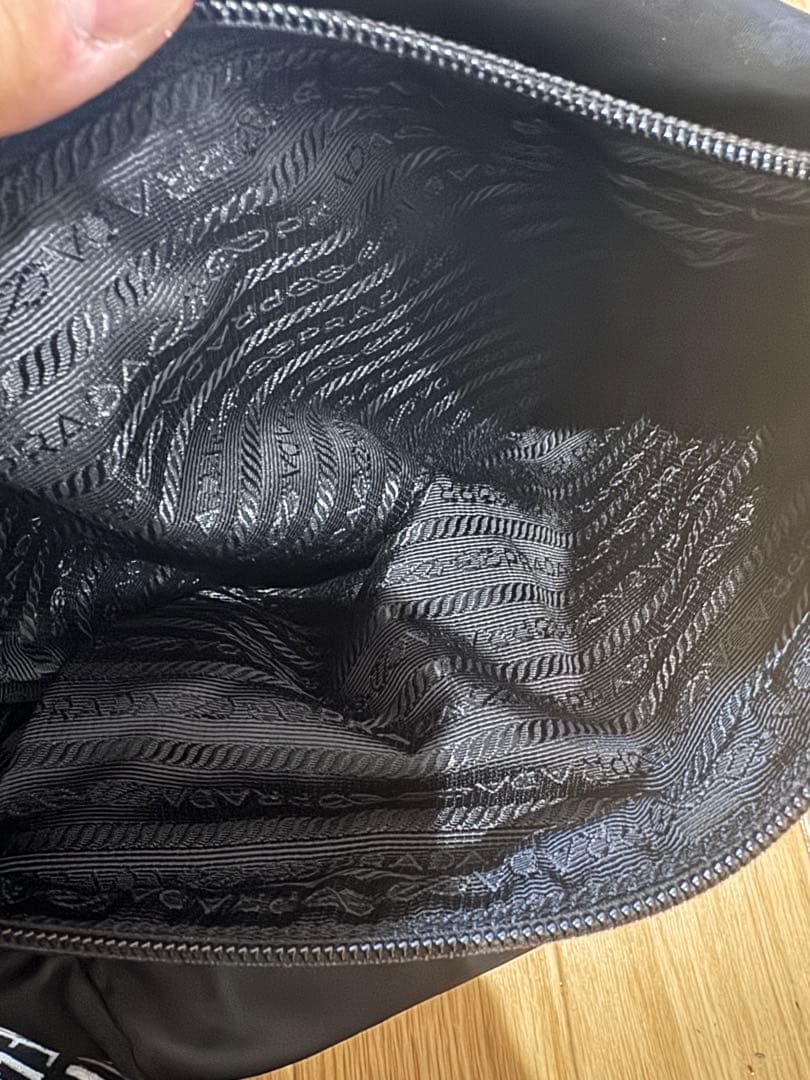 プラダ メッセンジャーバッグ　サフィアーノ