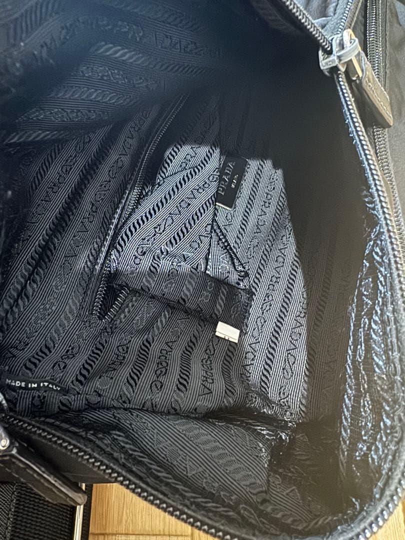 プラダ メッセンジャーバッグ　サフィアーノ