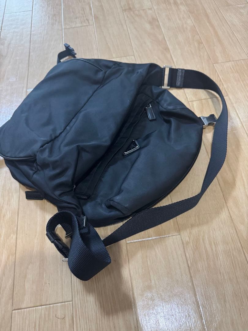 プラダ メッセンジャーバッグ　サフィアーノ