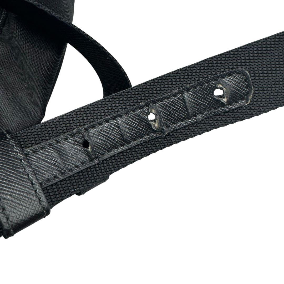 PRADA ボディバッグ 三角プレート ロゴ金具 キャンバス