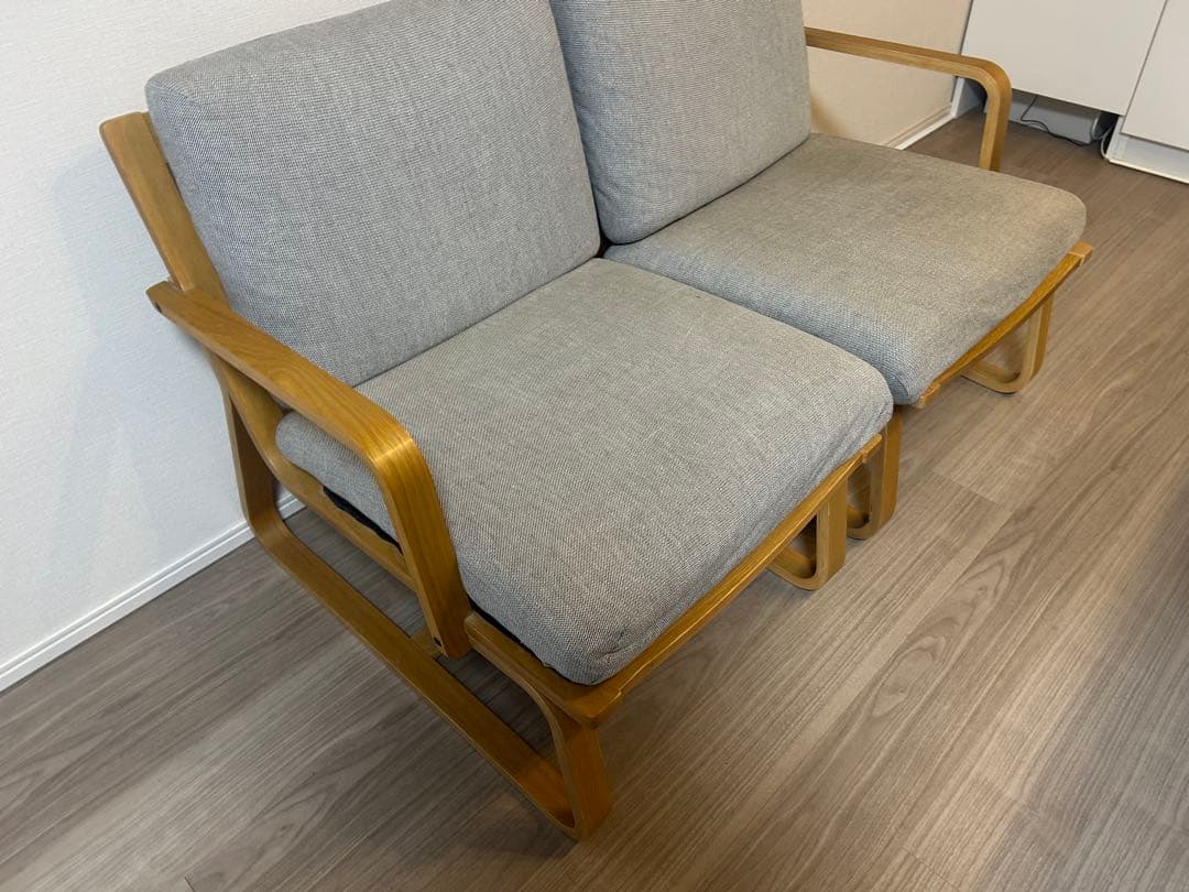 グレーの木製フレーム2人掛けソファ