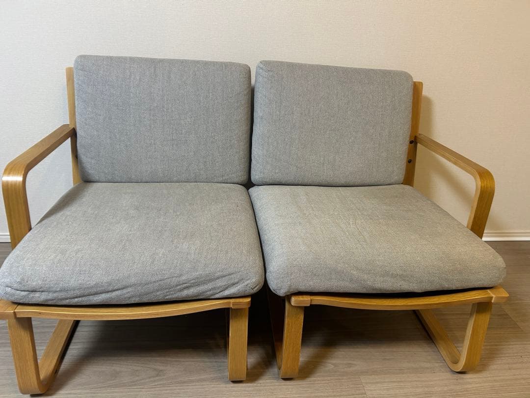 グレーの木製フレーム2人掛けソファ