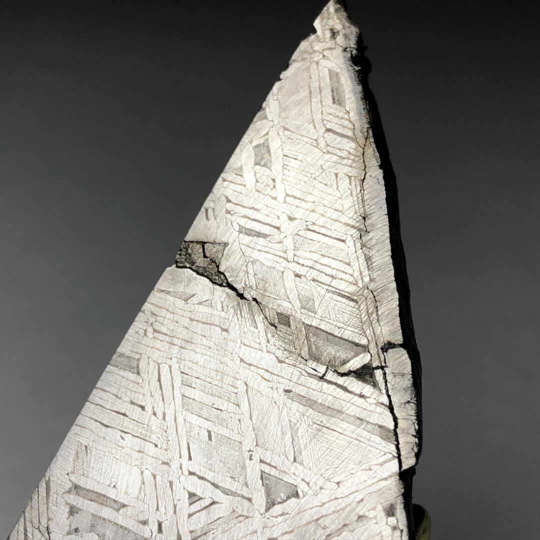 アルタイ隕石 鉄隕石　原石　重さ約121ｇ 立て付き