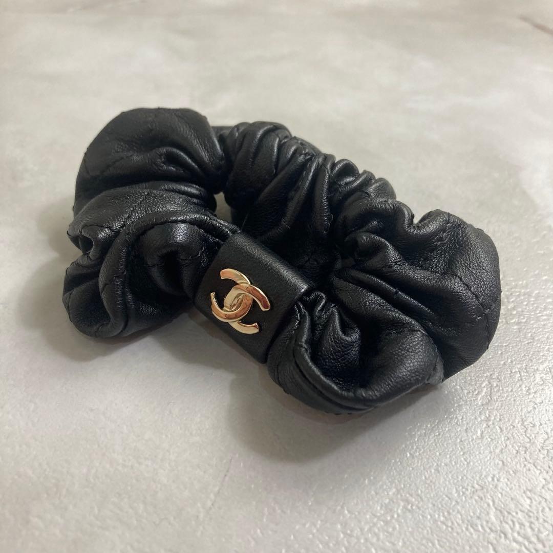 美品　CHANEL ブラックレザー ヘアゴム　シュシュ