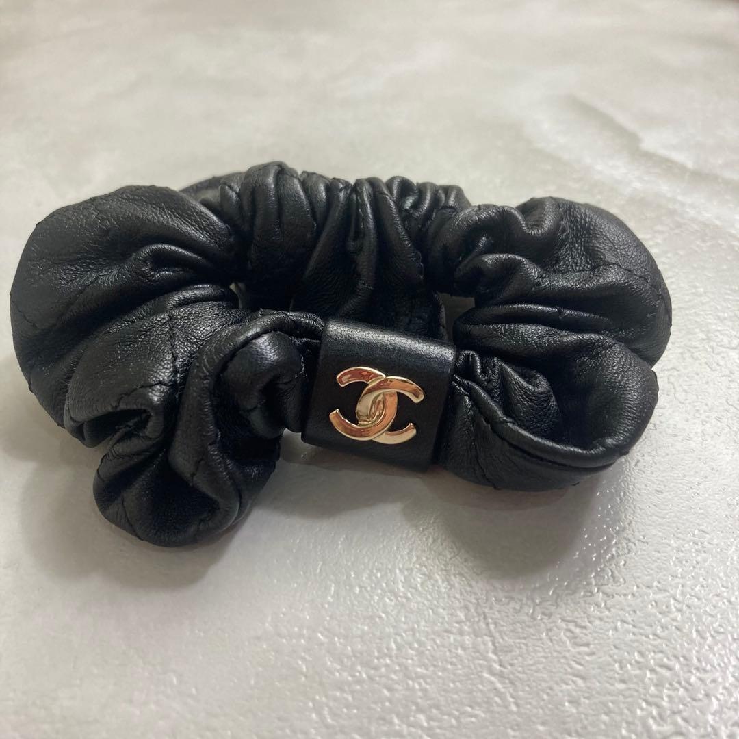 美品　CHANEL ブラックレザー ヘアゴム　シュシュ