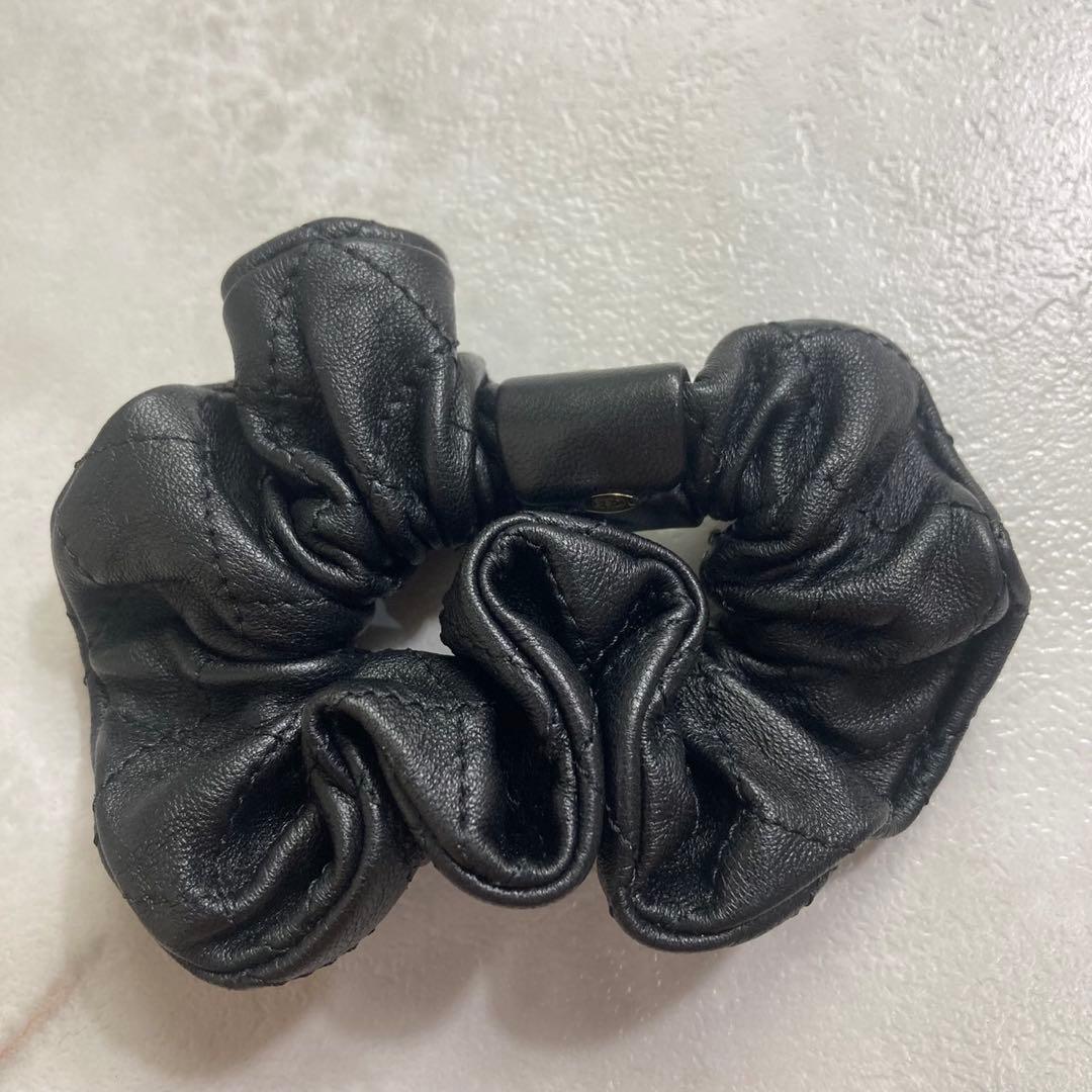 美品　CHANEL ブラックレザー ヘアゴム　シュシュ