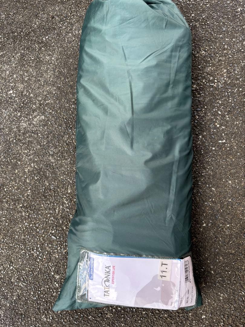 タトンカTarp 1 ポリエステル　ガイロープ、ペグ、ポール付き