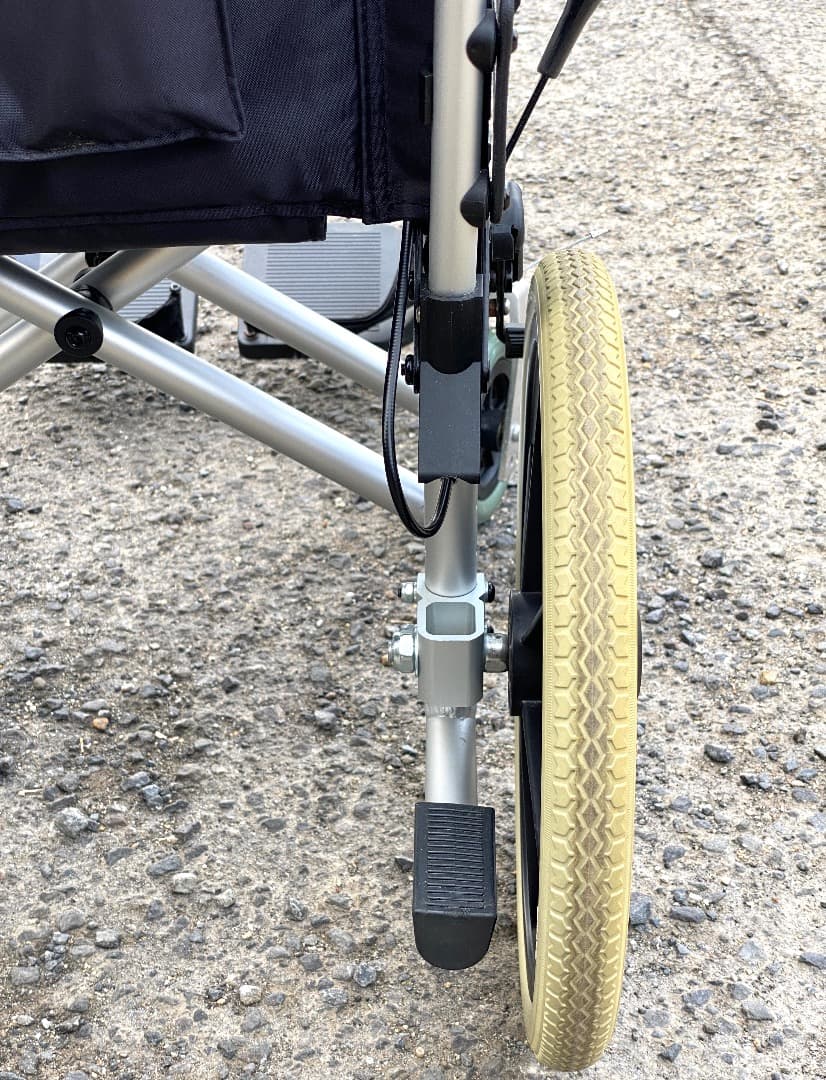 ケアテックジャパン ノーパンクタイヤ 軽量 介助型車いす ウイングスイングアウト